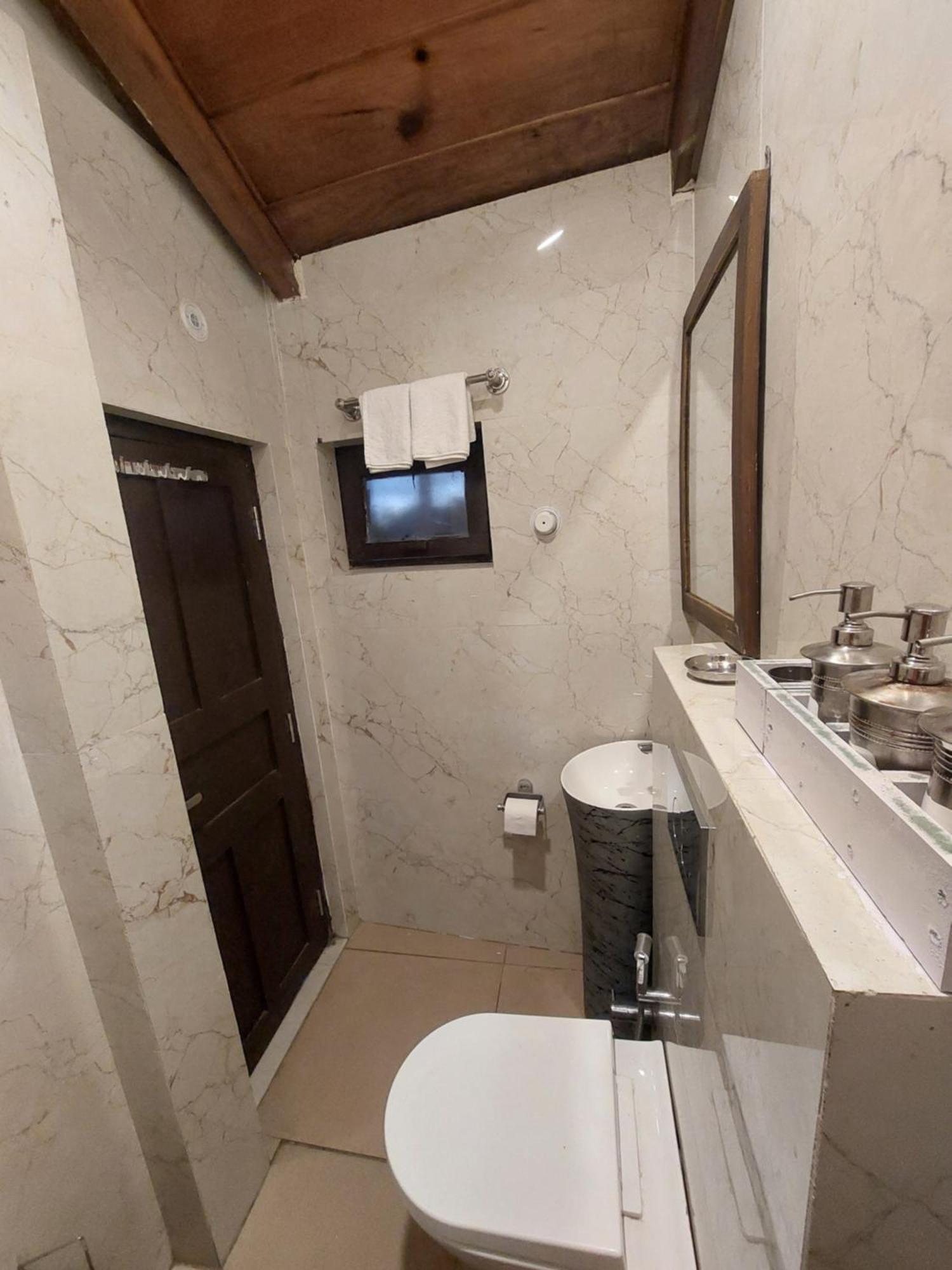 Hotel Alinda House Naukuchiatal By The Ghaur à Bhīm Tāl Extérieur photo