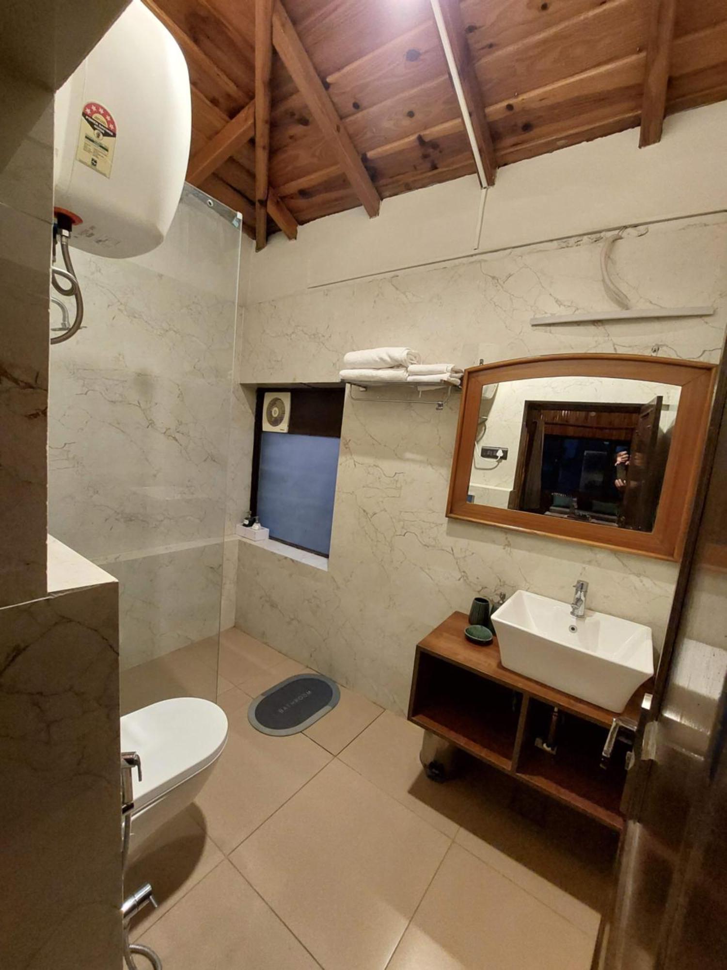 Hotel Alinda House Naukuchiatal By The Ghaur à Bhīm Tāl Extérieur photo